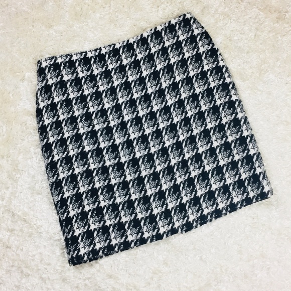 White House Black Market Dresses & Skirts - WHBM Size 8 Skirt Houndstooth Pattern
